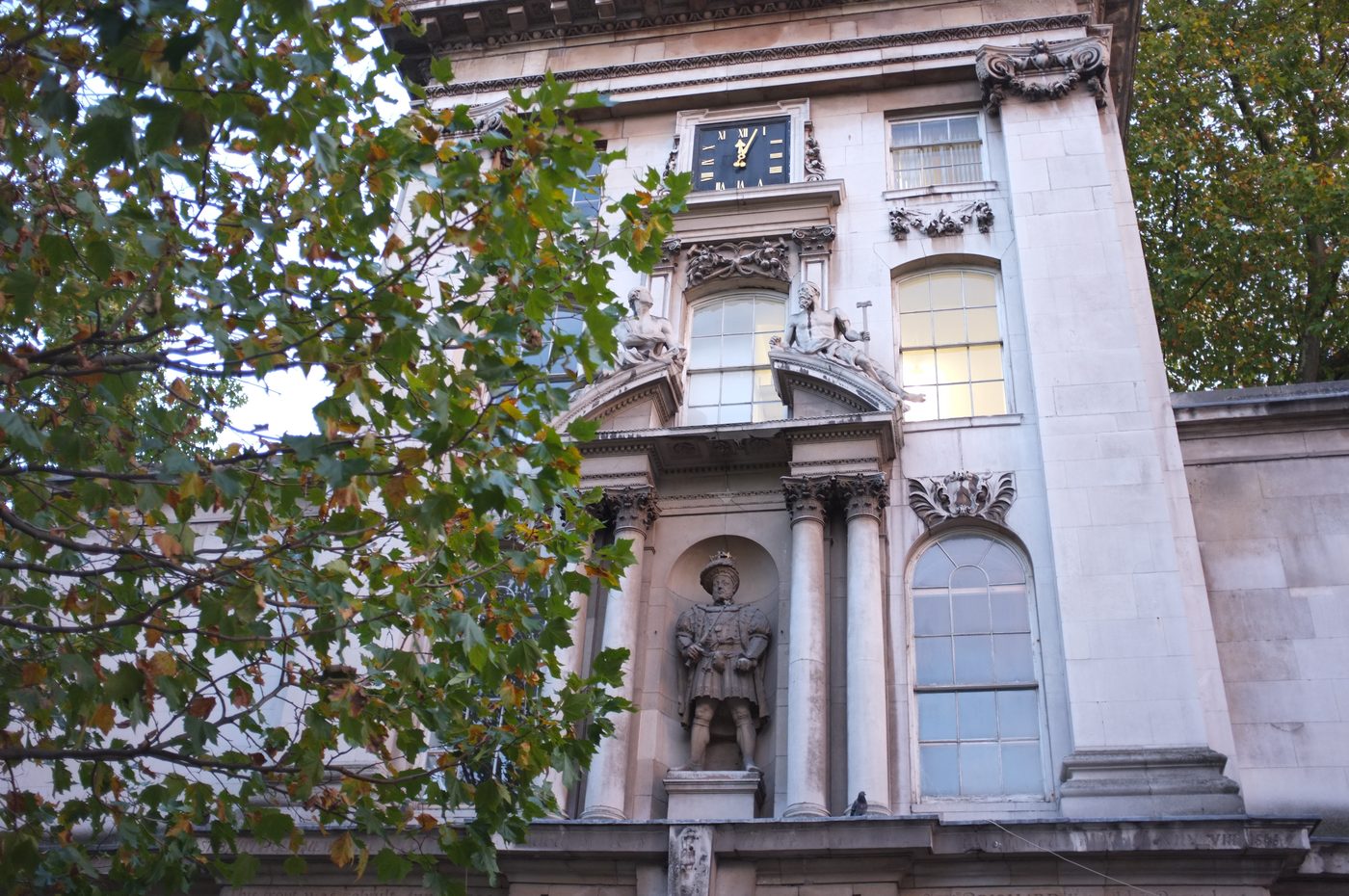 Façade georgienne avec horloge et statue