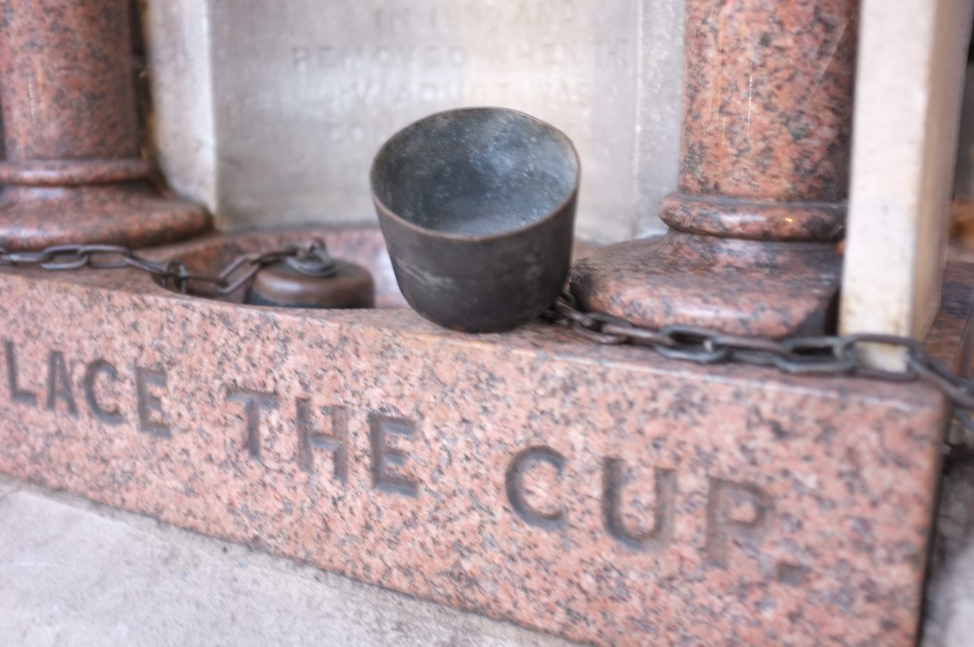Tasse enchanée à la fontaine