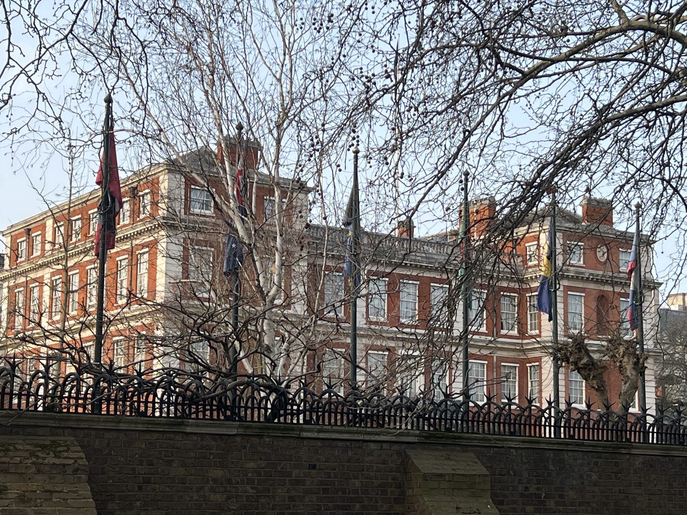 Lancaster House derrière les arbres