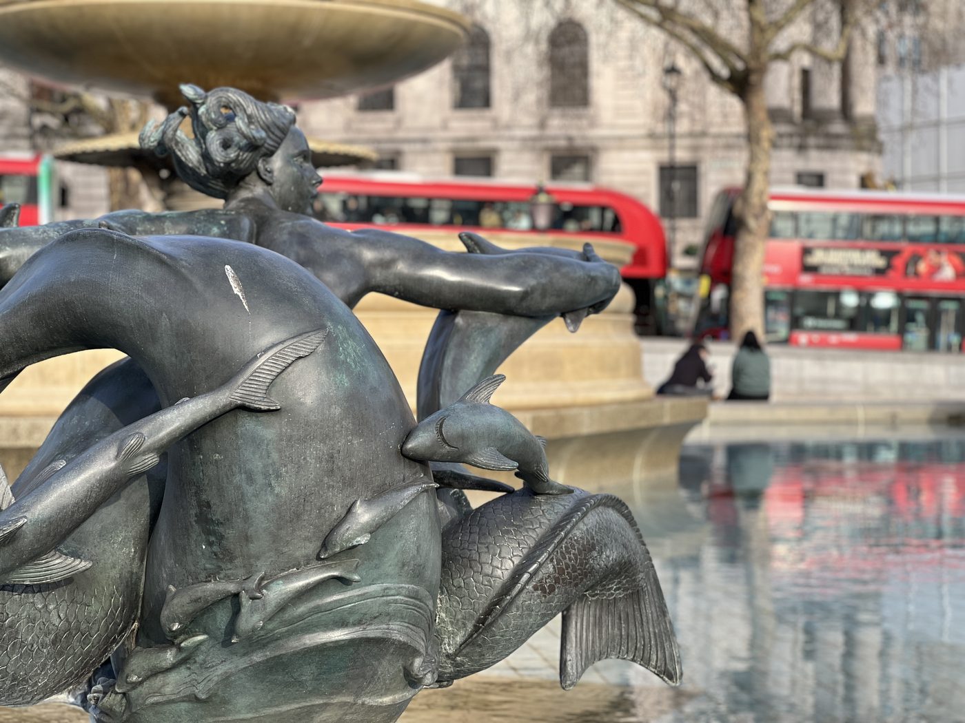 Fontaine de Trafalgar Square et bus rouge