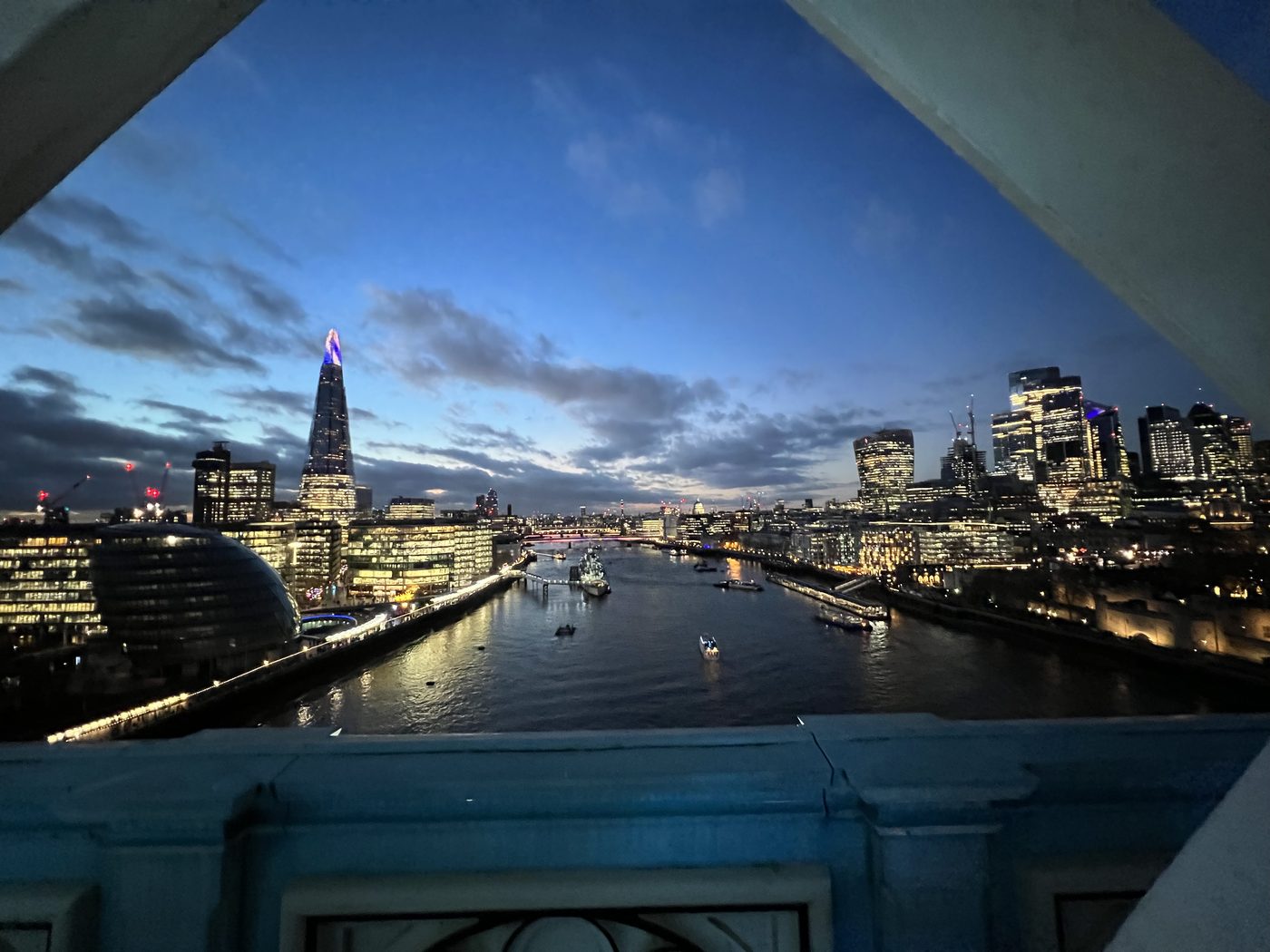 Vue sur la Tamise depuis le Tower Bridge de nuit