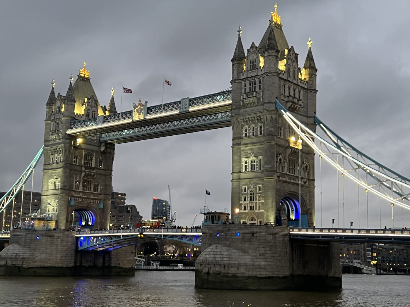 Tower Bridge illuminé de nuit