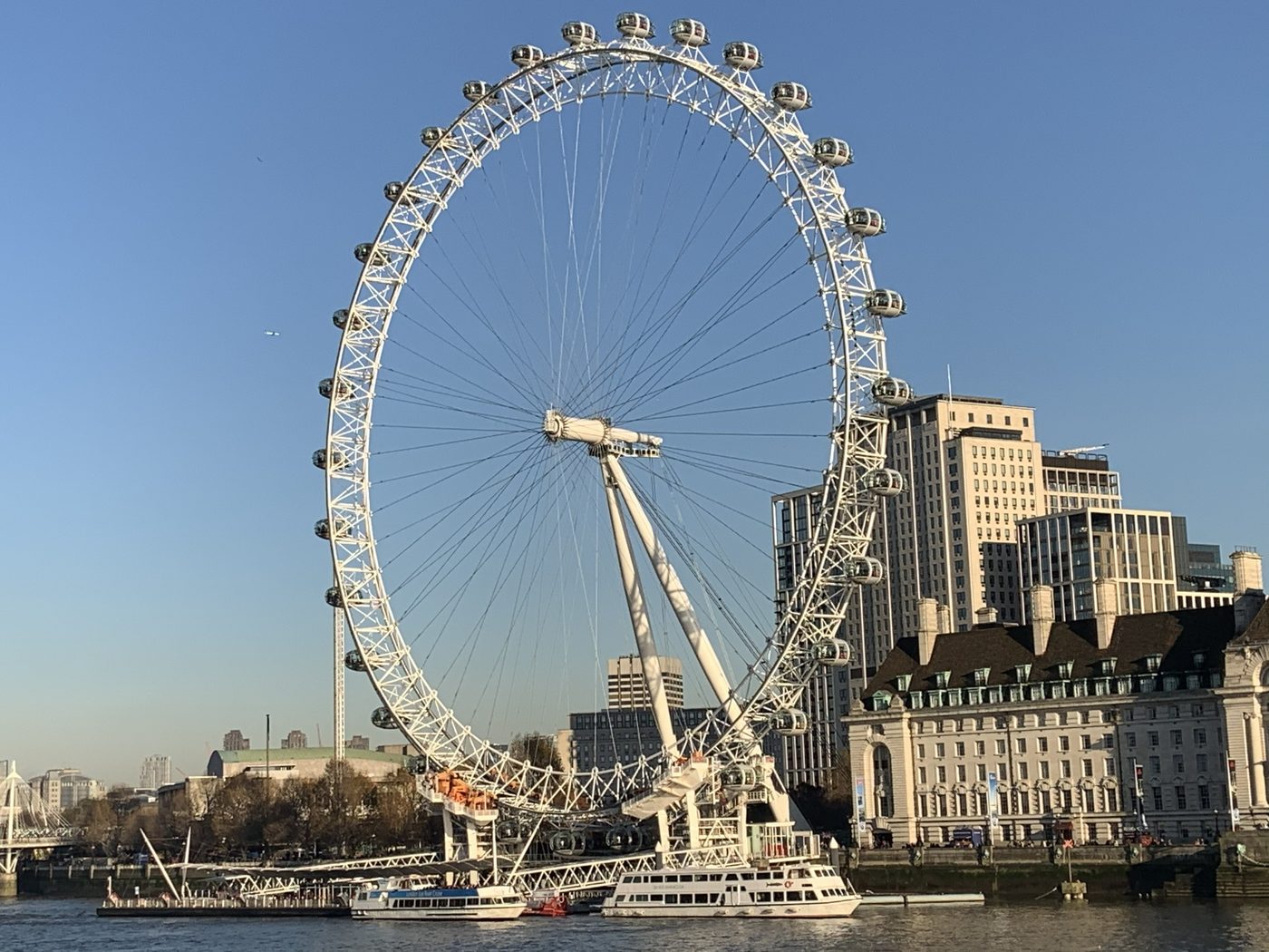 Le London Eye depuis la Tamise