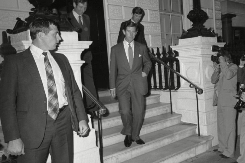 Le Prince Charles quittant White's après son stag night, 1981